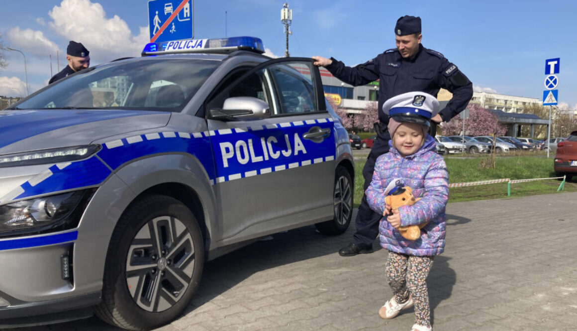 Mała dziewczynka przy policyjnym radiowozie