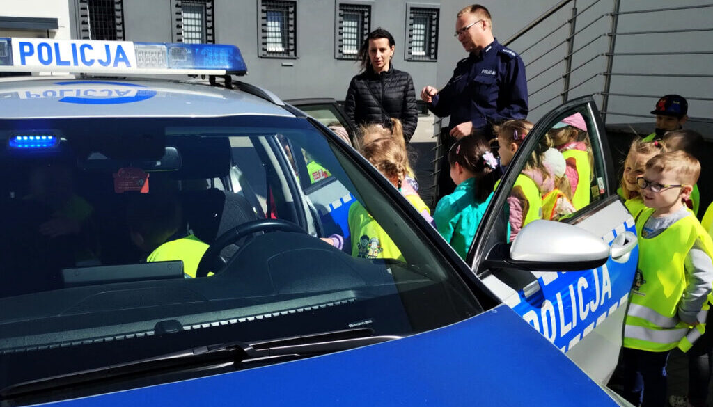Przedszkolaki odwiedzają policjantów z toruńskiego Rubinkowa