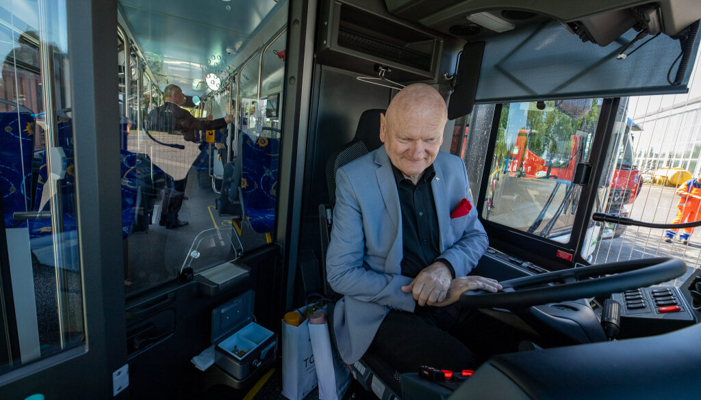 Prezydent Torunia Michał Zaleski za kierownicą autobusu elektrycznego