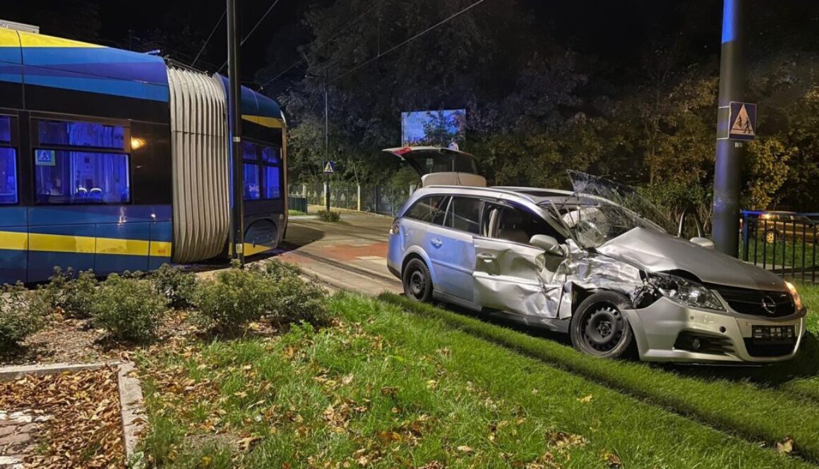 Zderzenie tramwaju z samochodem osobowym na ul. Bydgoskiej