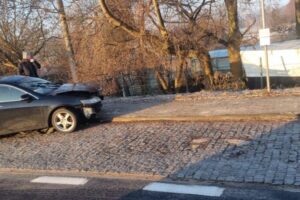 Zderzenie dwóch samochodów osobowych w Toruniu