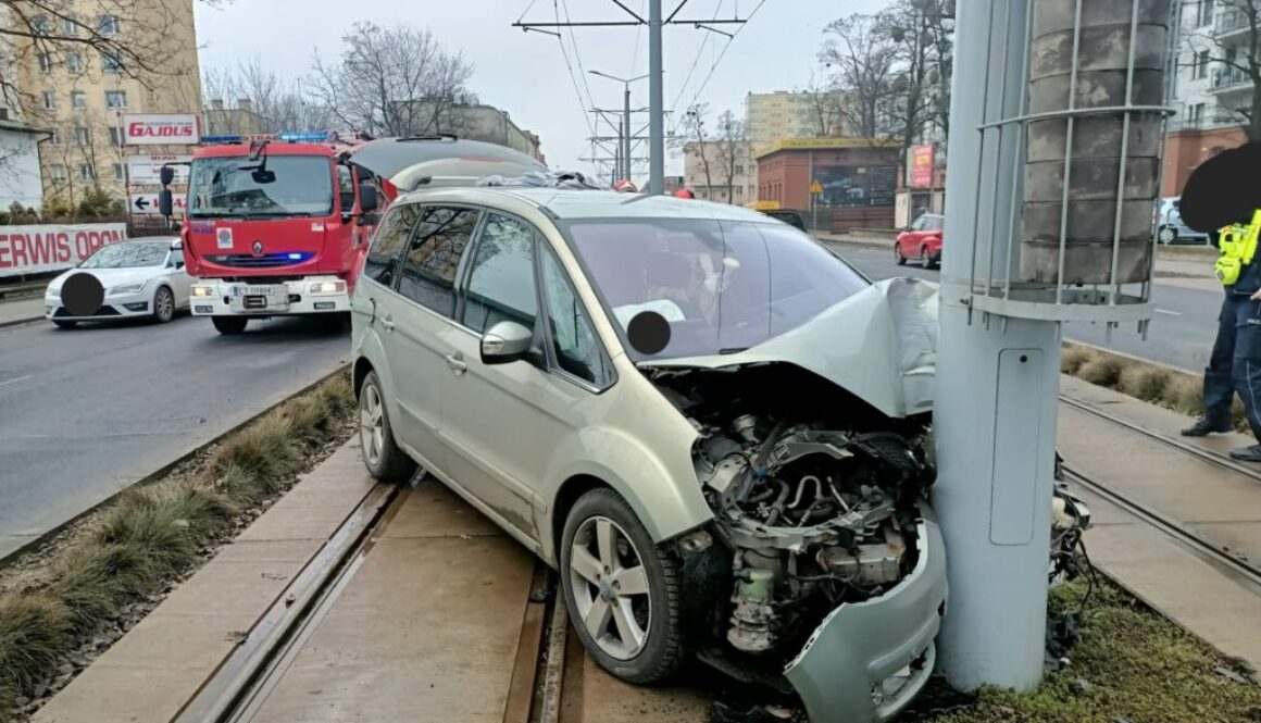 Samochód uderzył w słup trakcyjny na ul. Władysława Broniewskiego