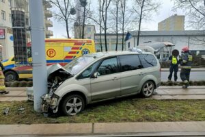 Samochód uderzył w słup trakcyjny na ul. Władysława Broniewskiego